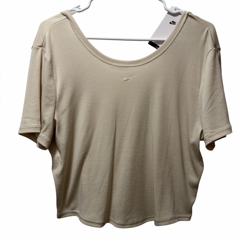 NIKE Essential Slim Fit Crop